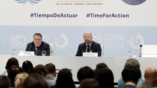 Alexander Saier (d), jefe de prensa de Naciones Unidas, y el coordinador de la delegación chilena en la COP25, Andrés Landarretche Alexander Saier (d), jefe de prensa de Naciones Unidas, y el coordinador de la delegación chilena en la COP25, Andrés Landarretche