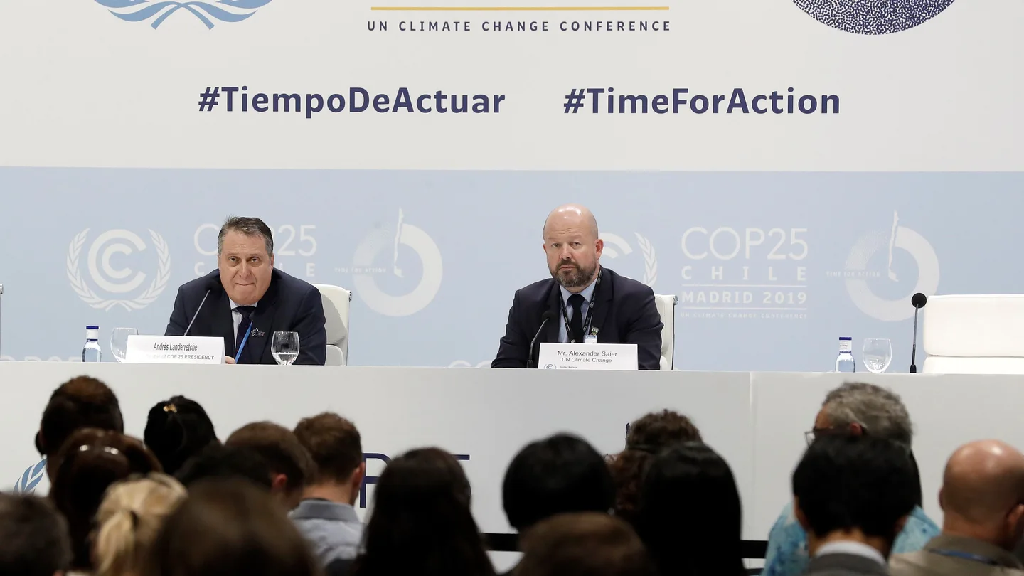 Alexander Saier (d), jefe de prensa de Naciones Unidas, y el coordinador de la delegación chilena en la COP25, Andrés Landarretche Alexander Saier (d), jefe de prensa de Naciones Unidas, y el coordinador de la delegación chilena en la COP25, Andrés Landarretche