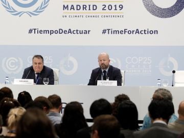 Alexander Saier (d), jefe de prensa de Naciones Unidas, y el coordinador de la delegación chilena en la COP25, Andrés Landarretche Alexander Saier (d), jefe de prensa de Naciones Unidas, y el coordinador de la delegación chilena en la COP25, Andrés Landarretche