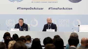 Alexander Saier (d), jefe de prensa de Naciones Unidas, y el coordinador de la delegación chilena en la COP25, Andrés Landarretche