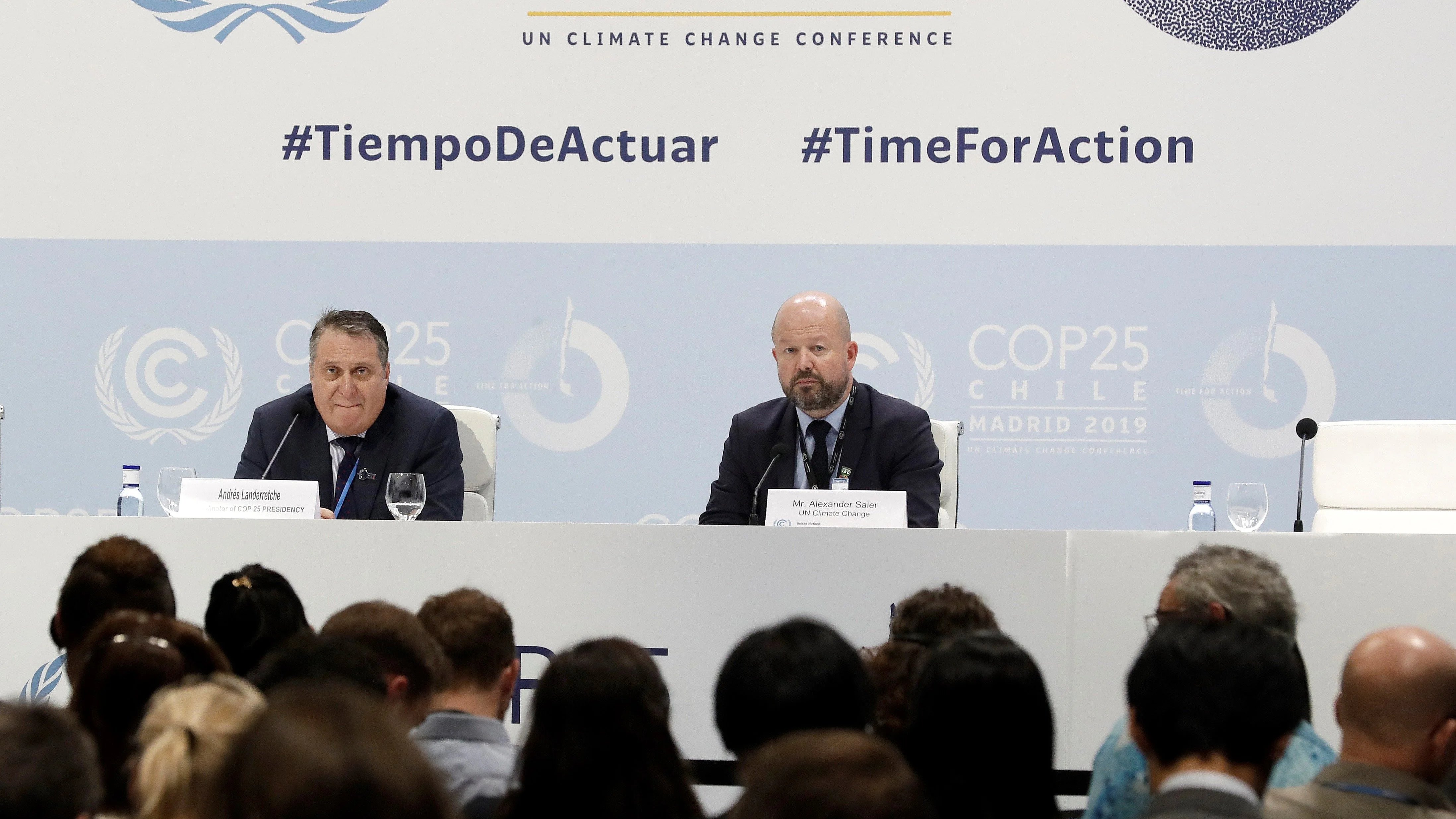 Alexander Saier (d), jefe de prensa de Naciones Unidas, y el coordinador de la delegación chilena en la COP25, Andrés Landarretche