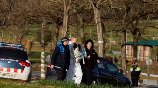 Dispositivo en el lugar del doble asesinato en Vilob&iacute; d'Onyar (Girona)