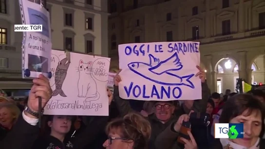 Imagen de personas portando varios carteles durante una concentración de 'Las Sardinas'. Imagen de personas portando varios carteles durante una concentración de 'Las Sardinas'.