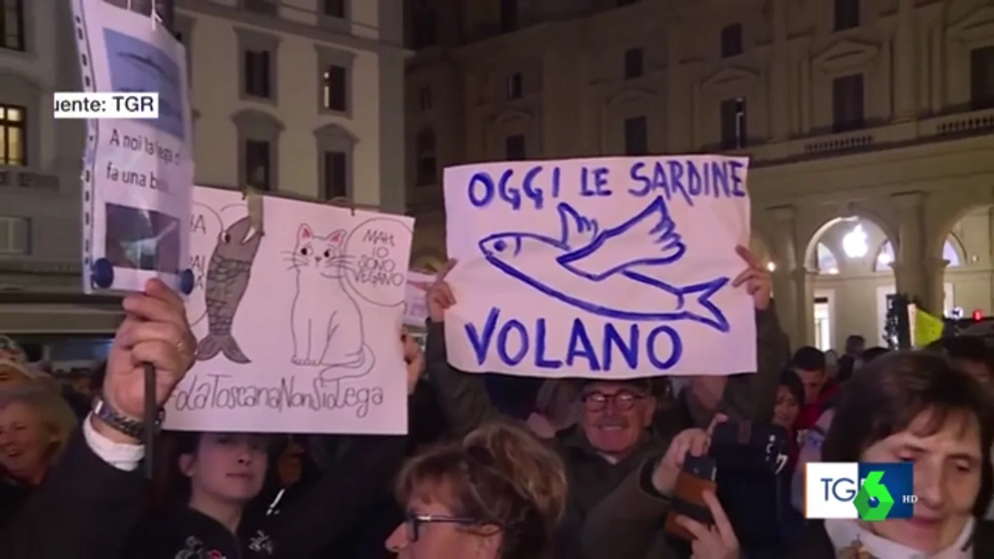 Imagen de personas portando varios carteles durante una concentración de 'Las Sardinas'. Imagen de personas portando varios carteles durante una concentración de 'Las Sardinas'.