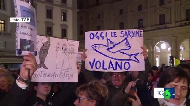 Imagen de personas portando varios carteles durante una concentración de 'Las Sardinas'.