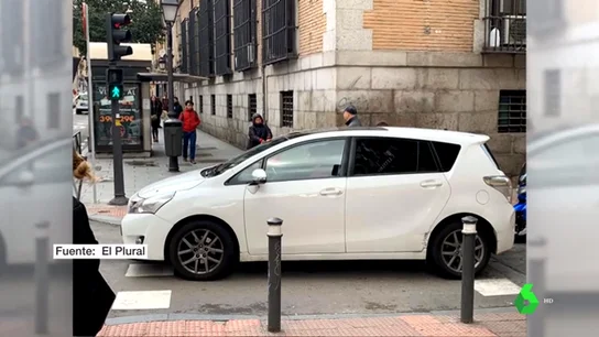 Esperanza Aguirre parada en un paso de cebra Esperanza Aguirre parada en un paso de cebra