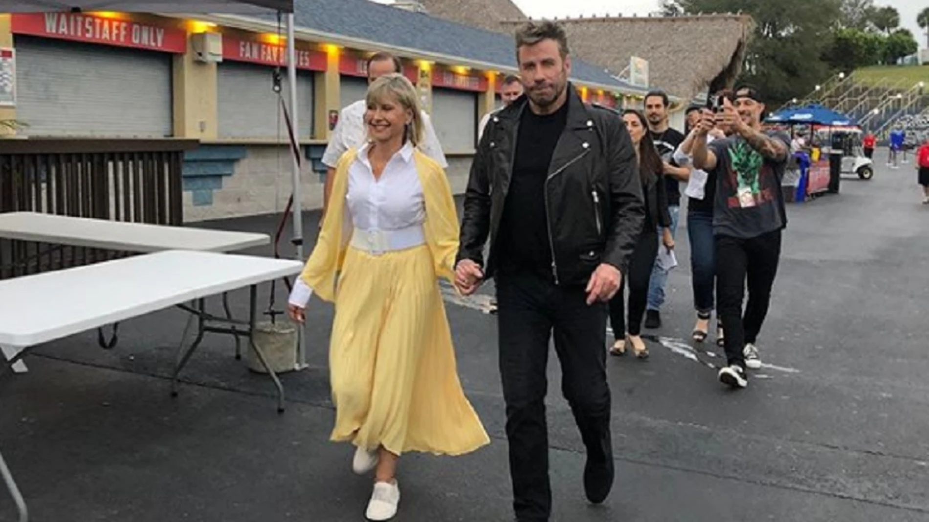 suizo Desalentar nombre Olivia Newton-John y John Travolta se visten con los trajes de Grease por  primera vez desde 1978