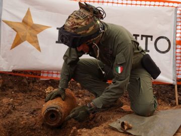 Imagen del momento de la desactivación de la bomba en Brindisi. Imagen del momento de la desactivación de la bomba en Brindisi.