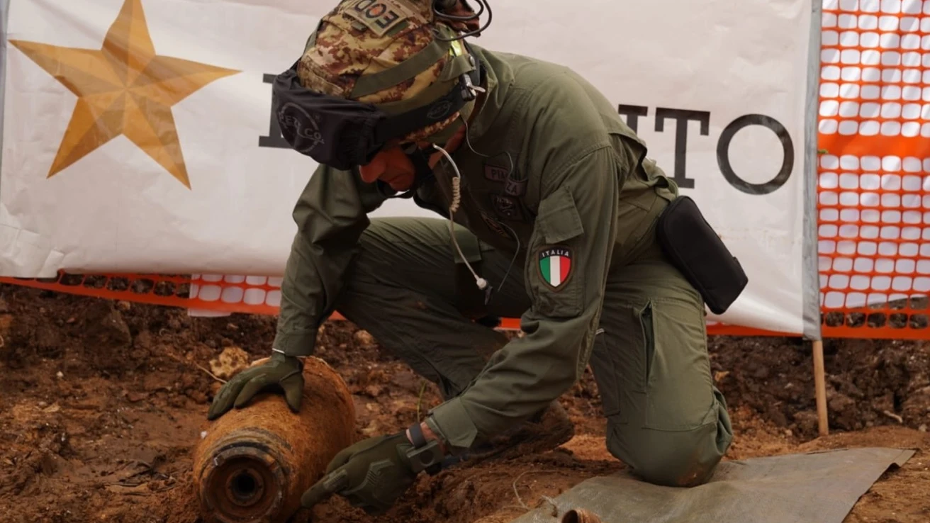 Imagen del momento de la desactivación de la bomba en Brindisi. 