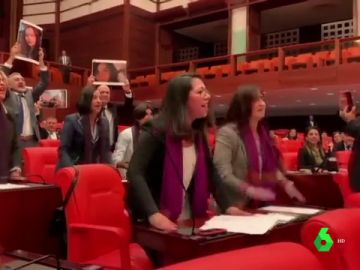 Un grupo de diputadas turcas entona el himno 'Un violador en tu camino' en el Parlamento Un grupo de diputadas turcas entona el himno 'Un violador en tu camino' en el Parlamento