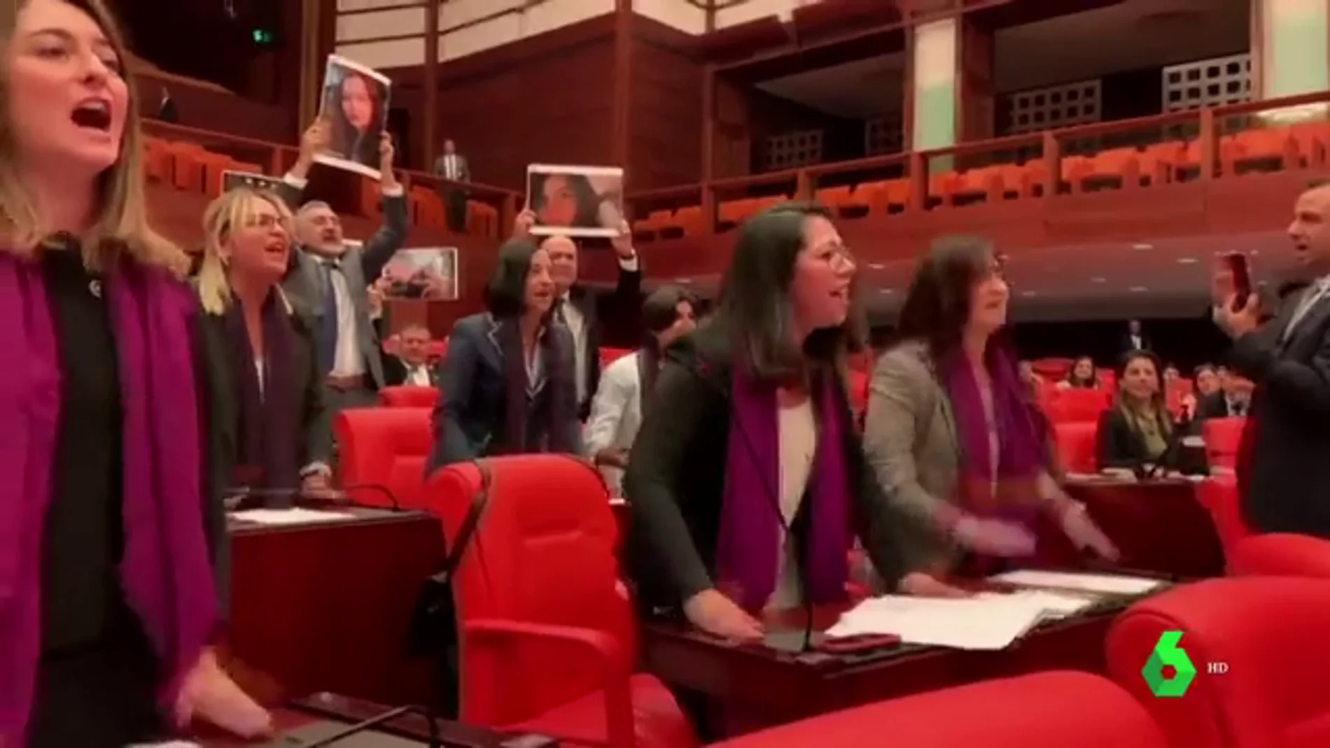 Un grupo de diputadas turcas entona el himno 'Un violador en tu camino' en el Parlamento