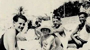 Manuel Ángeles, a la derecha, en la playa con Picasso, su hijo Pablo y Maurice Sachs