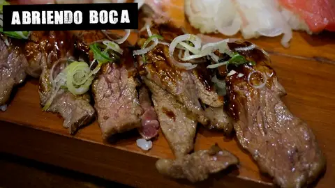 Imagen de archivo de varios trozos de carne con cebolla Imagen de archivo de varios trozos de carne con cebolla