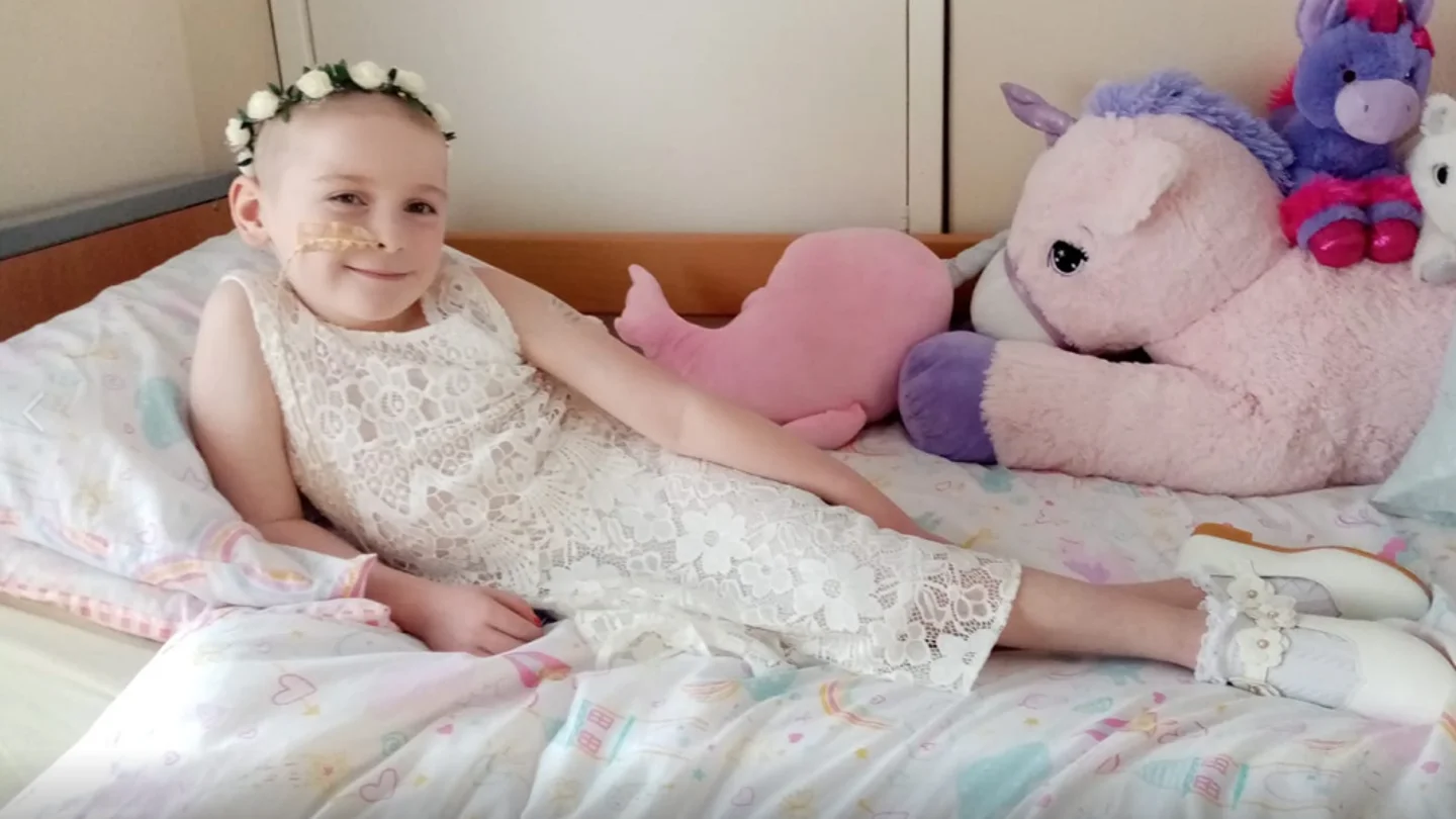 A la pequeña Darcy le confundieron su enfermedad con dolores de crecimiento A la pequeña Darcy le confundieron su enfermedad con dolores de crecimiento