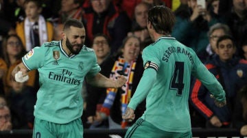 Karim Benzema celebra un gol con Sergio Ramos
