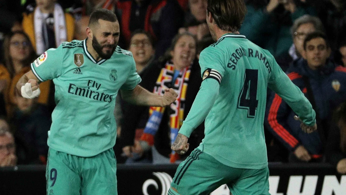 Karim Benzema celebra un gol con Sergio Ramos