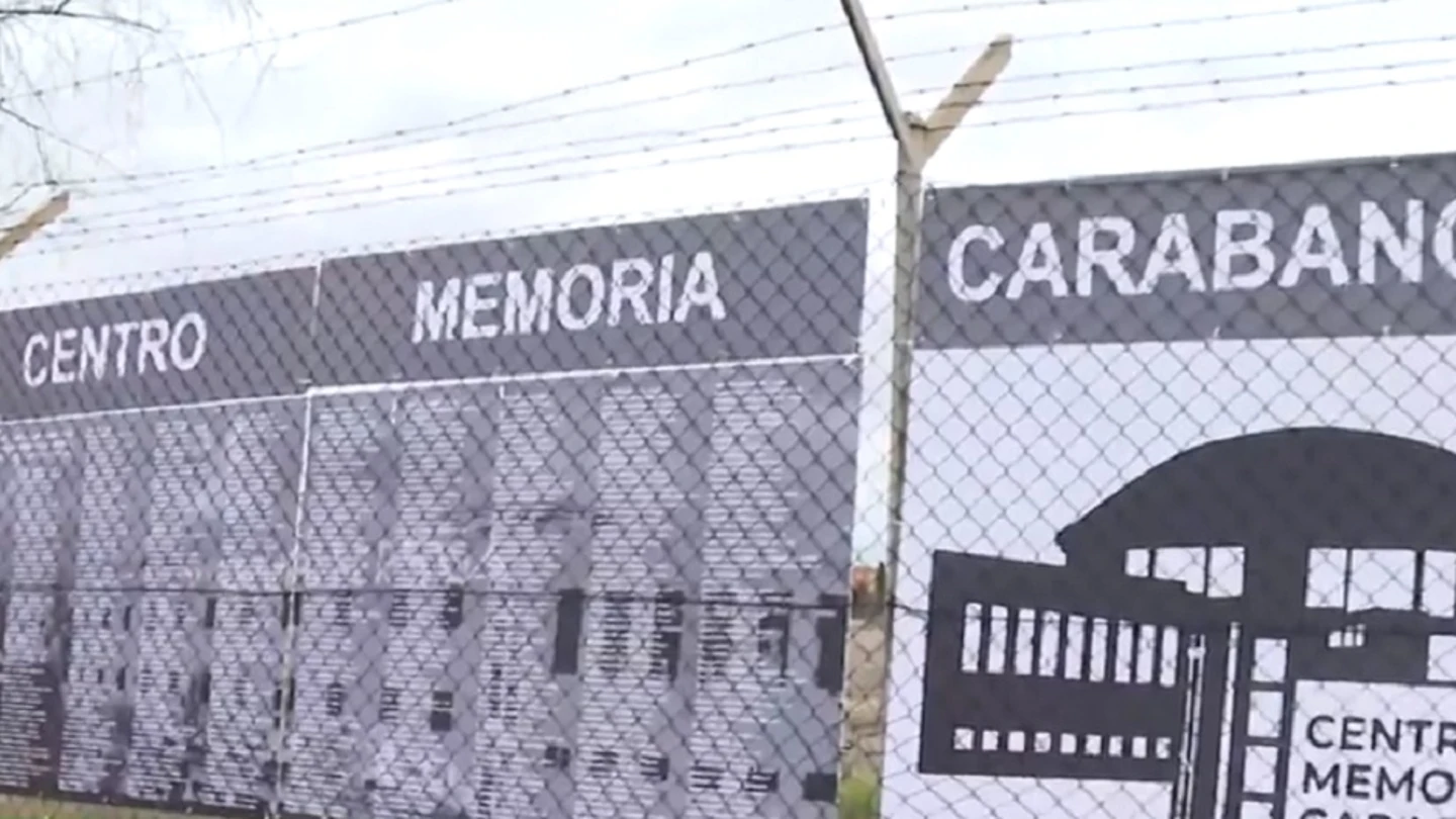 Imagen de la placa por los presos políticos en Carabanchel Imagen de la placa por los presos políticos en Carabanchel