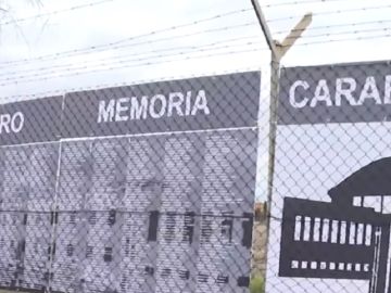 Imagen de la placa por los presos políticos en Carabanchel Imagen de la placa por los presos políticos en Carabanchel