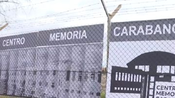 Imagen de la placa por los presos políticos en Carabanchel