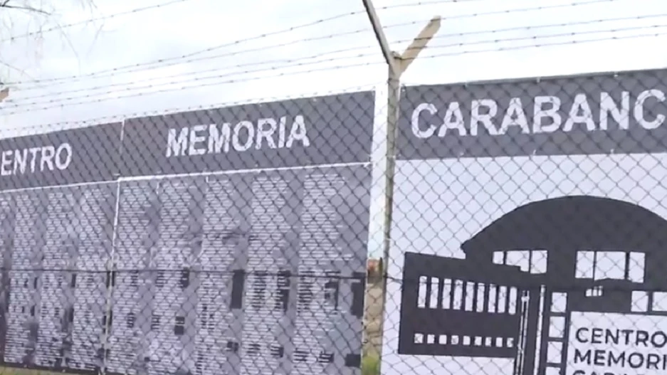 Imagen de la placa por los presos políticos en Carabanchel