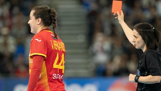 La árbitra muestra la roja a Ainhoa La árbitra muestra la roja a Ainhoa