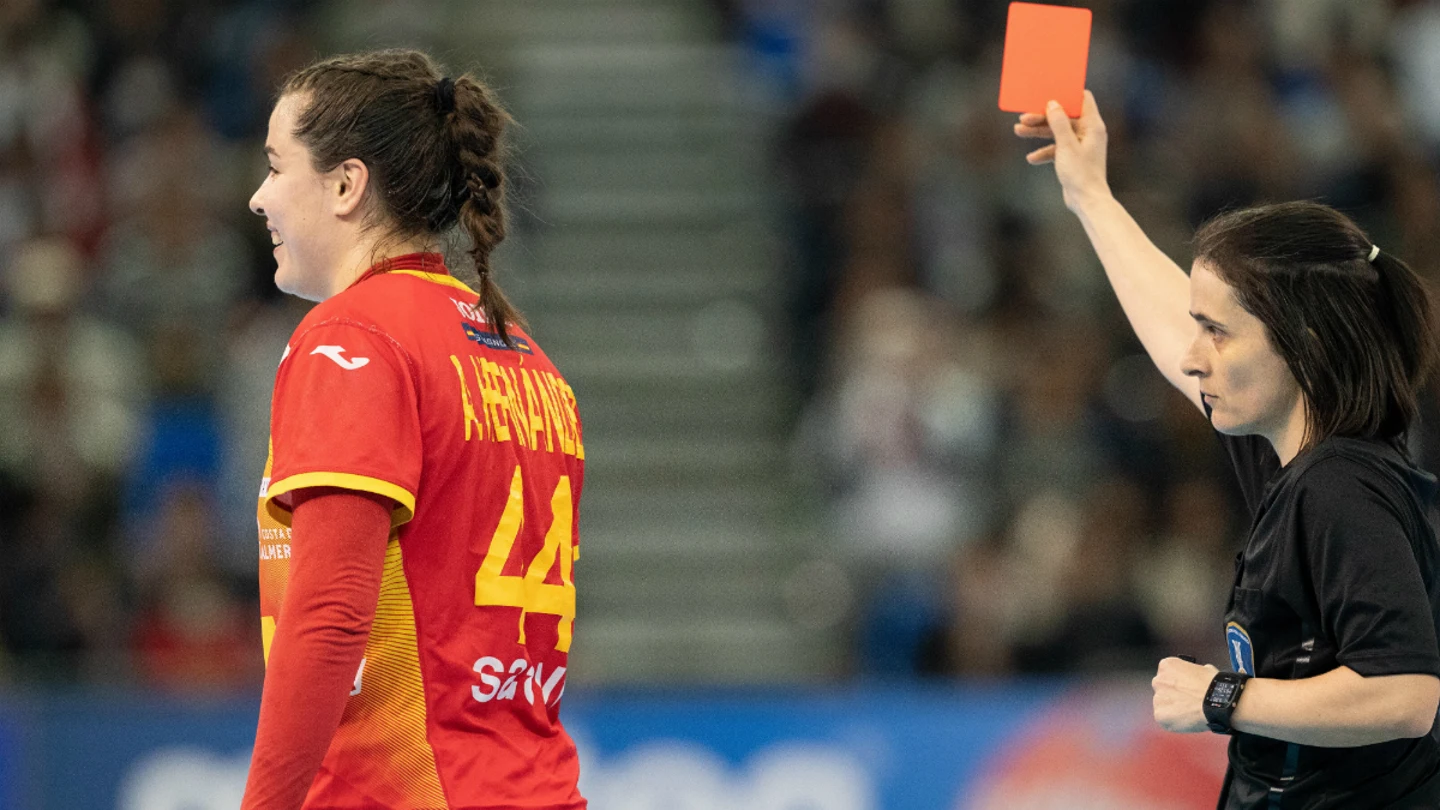 La árbitra muestra la roja a Ainhoa La árbitra muestra la roja a Ainhoa