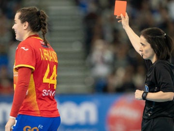 La árbitra muestra la roja a Ainhoa La árbitra muestra la roja a Ainhoa