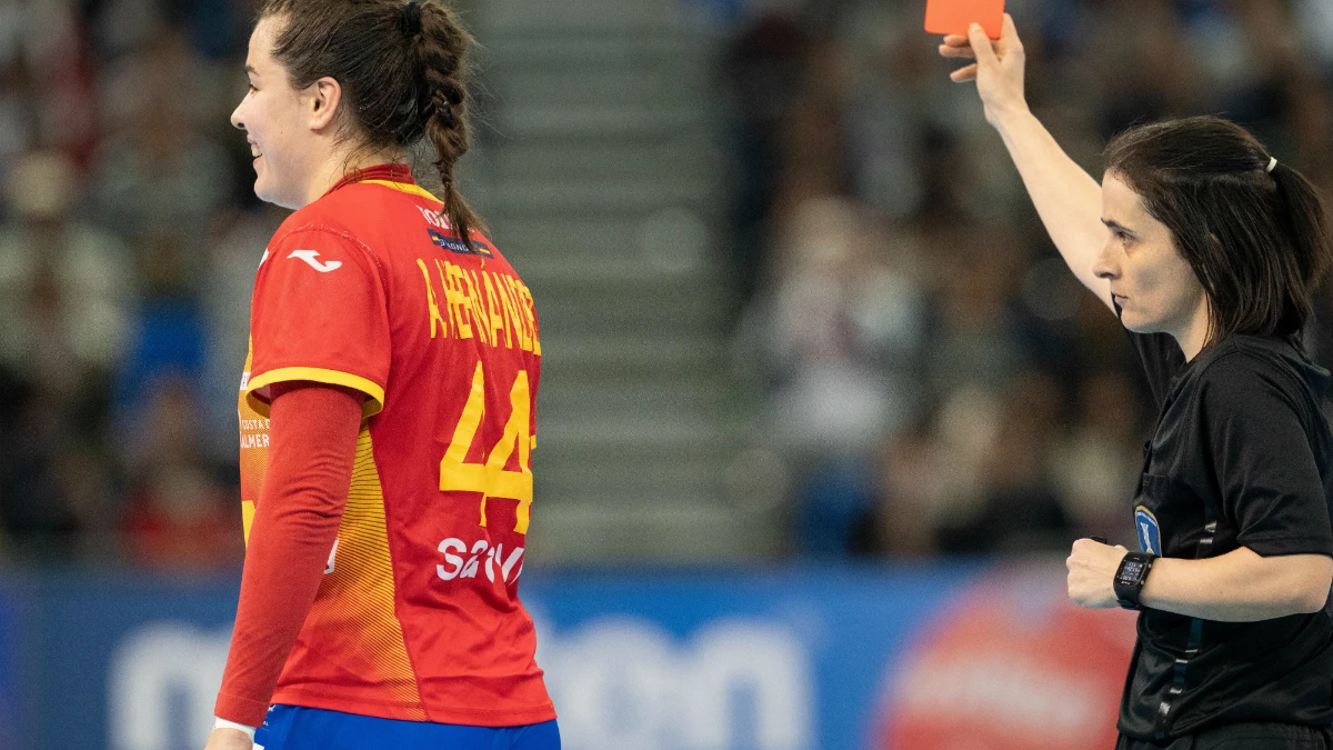 La árbitra muestra la roja a Ainhoa 