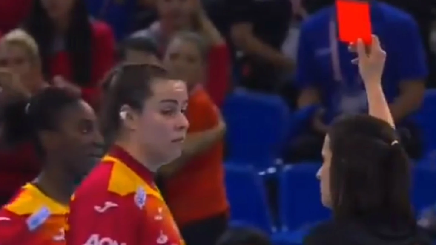 La árbitra muestra la roja a Ainhoa La árbitra muestra la roja a Ainhoa