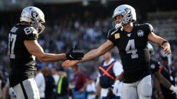 Carr y Moreau, de los Oakland Raiders