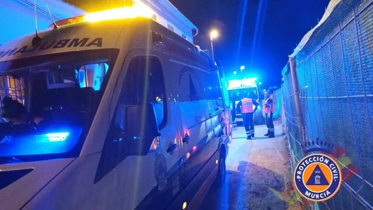 Dos sanitarios en el lugar en el que el menor que sufrió un coma etílico fue atendido Dos sanitarios en el lugar en el que el menor que sufrió un coma etílico fue atendido