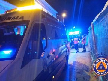 Dos sanitarios en el lugar en el que el menor que sufrió un coma etílico fue atendido Dos sanitarios en el lugar en el que el menor que sufrió un coma etílico fue atendido