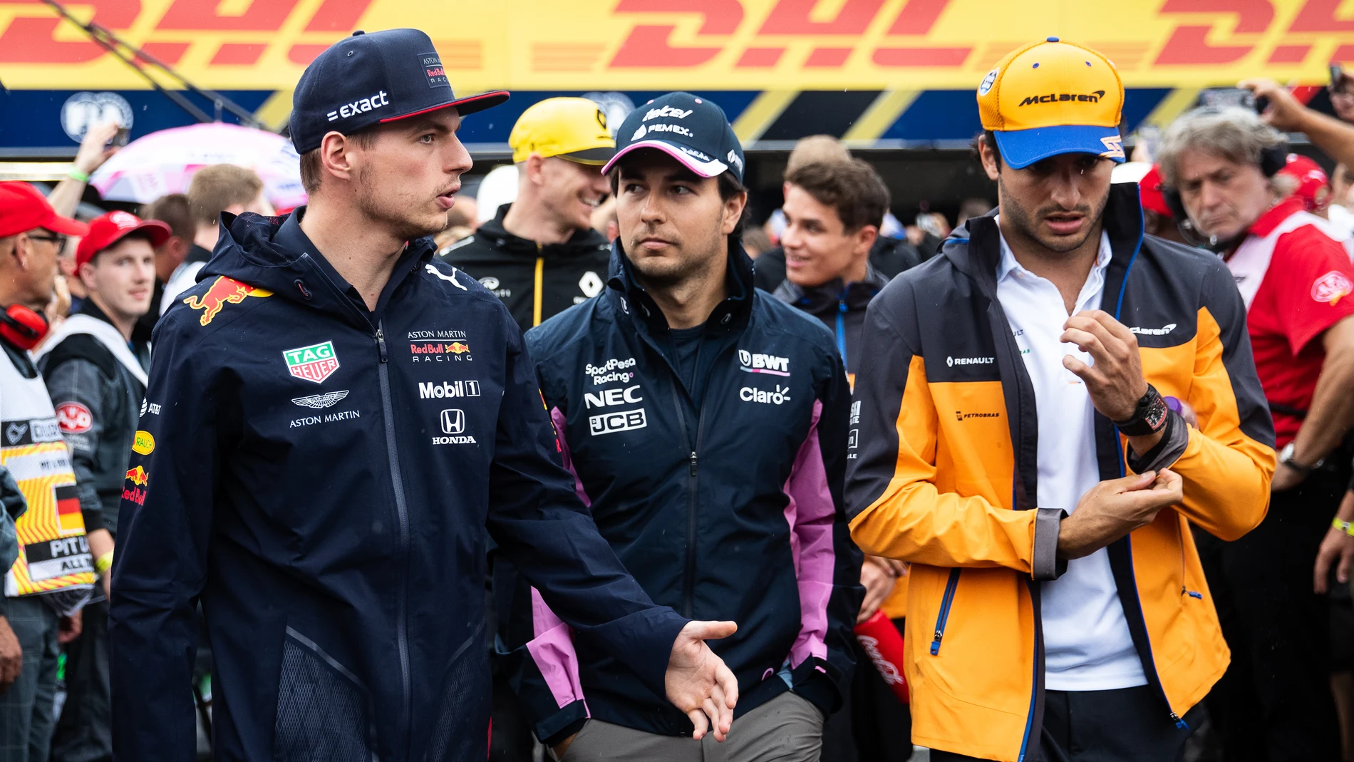Verstappen charla con 'Checo' Pérez y Carlos Sáinz