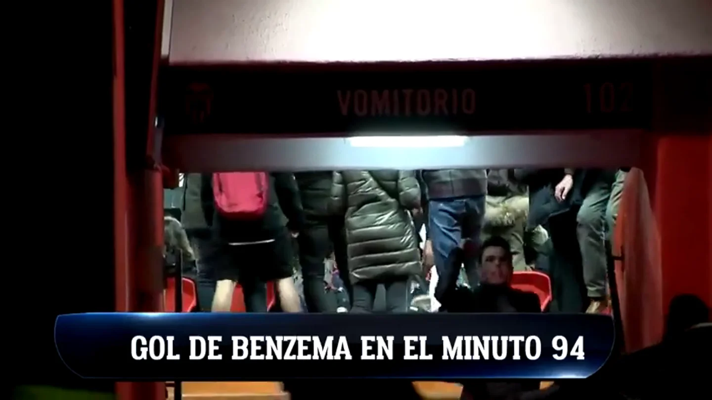 De la euforia al hundimiento: así vivió Mestalla el gol de Benzema en el 94' De la euforia al hundimiento: así vivió Mestalla el gol de Benzema en el 94'