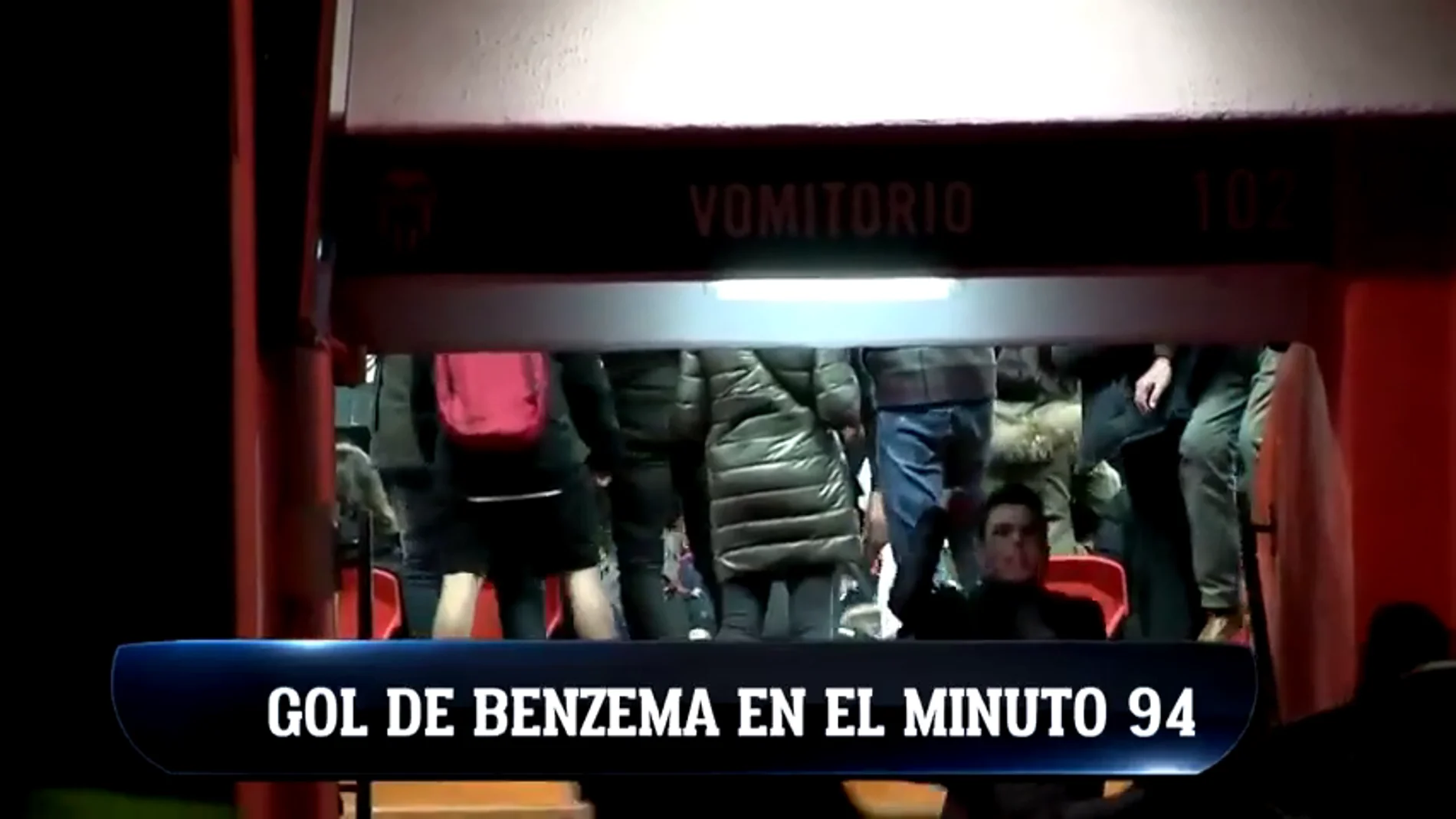 De la euforia al hundimiento: así vivió Mestalla el gol de Benzema en el 94'
