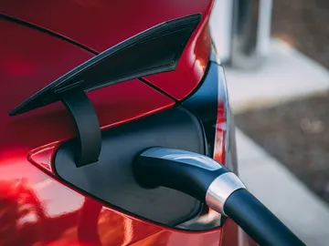 Cargando un coche eléctrico Cargando un coche eléctrico
