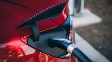 Cargando un coche eléctrico