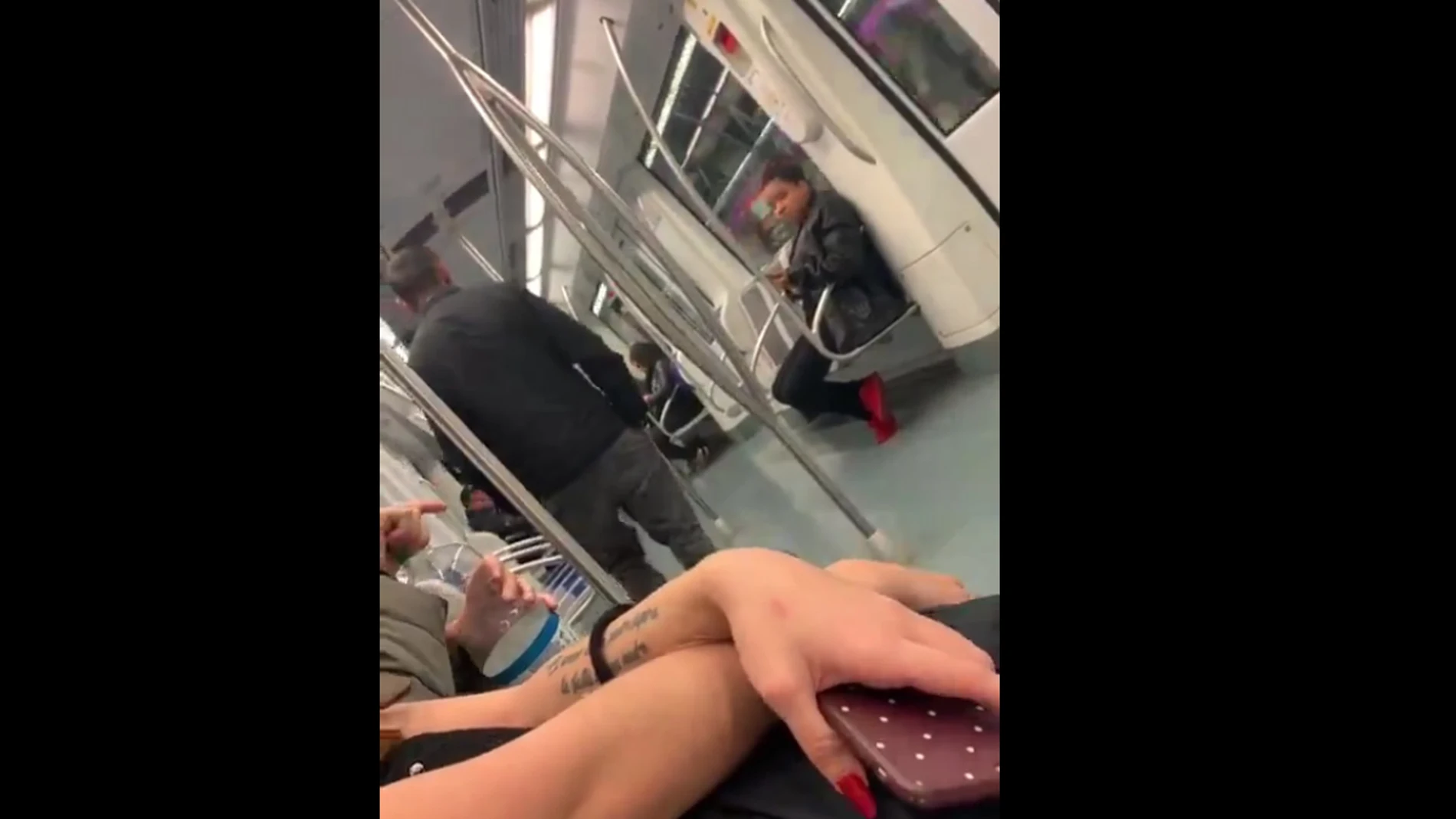 Un hombre insulta a unas jóvenes en el metro