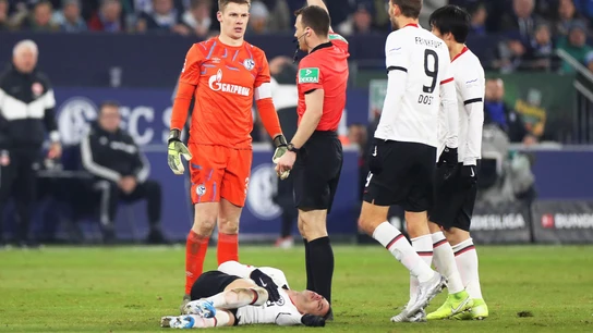 Expulsión del portero del Schalke Alexander Nubel tras su entrada a Mijat Gacinovic, del Eintracht Fráncfort Expulsión del portero del Schalke Alexander Nubel tras su entrada a Mijat Gacinovic, del Eintracht Fráncfort