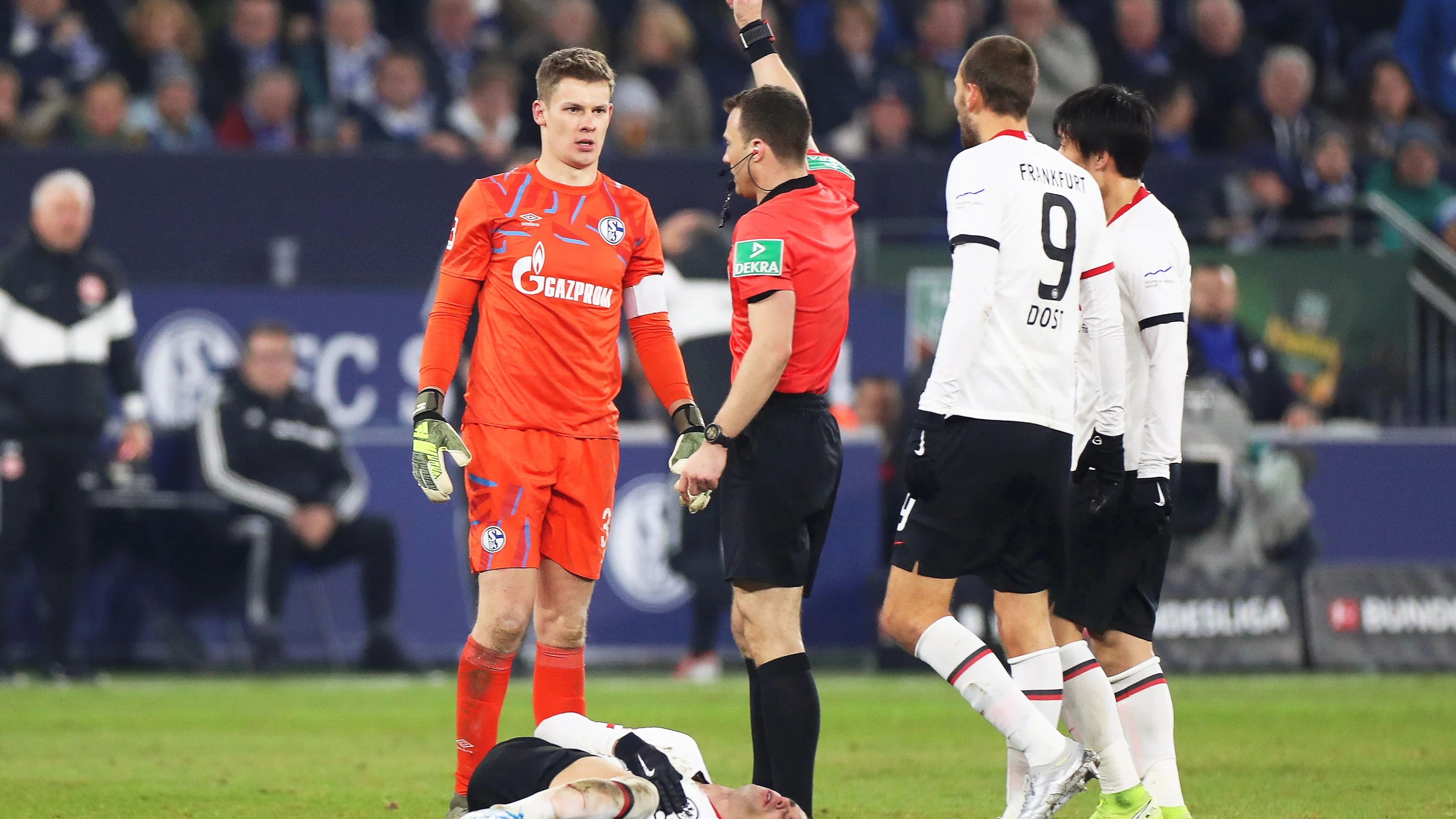 Expulsión del portero del Schalke Alexander Nubel tras su entrada a Mijat Gacinovic, del Eintracht Fráncfort