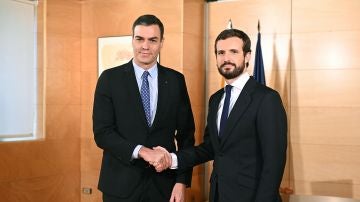 El presidente del Gobierno en funciones, Pedro Sánchez, y el líder del PP, Pablo Casado