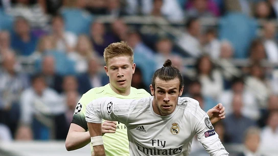 Bale conduce el balón ante la presión de De Bruyne Bale conduce el balón ante la presión de De Bruyne