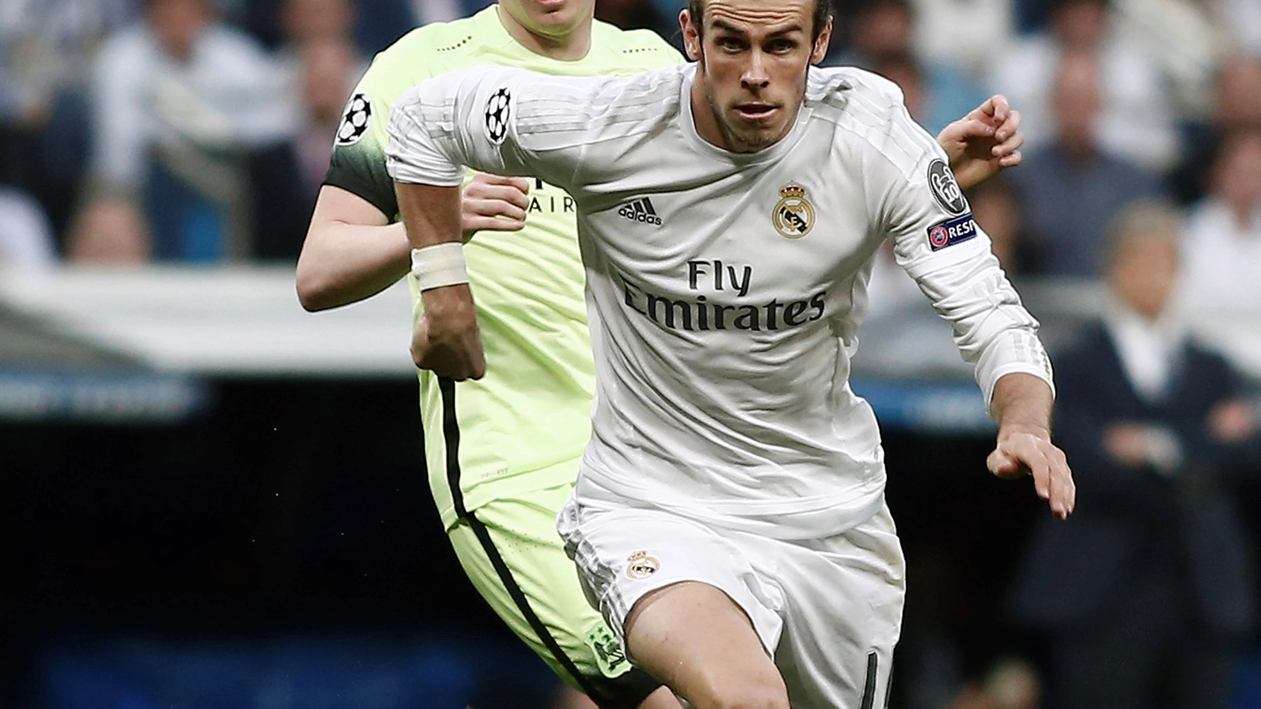 Bale conduce el balón ante la presión de De Bruyne