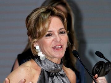 La periodista Almudena Ariza tras recibir un premio. La periodista Almudena Ariza tras recibir un premio.
