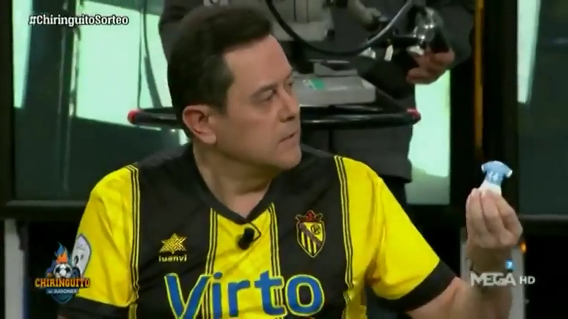 Tomás Roncero muestra su peculiar "estimulante" en El Chiringuito con dardo al Barça