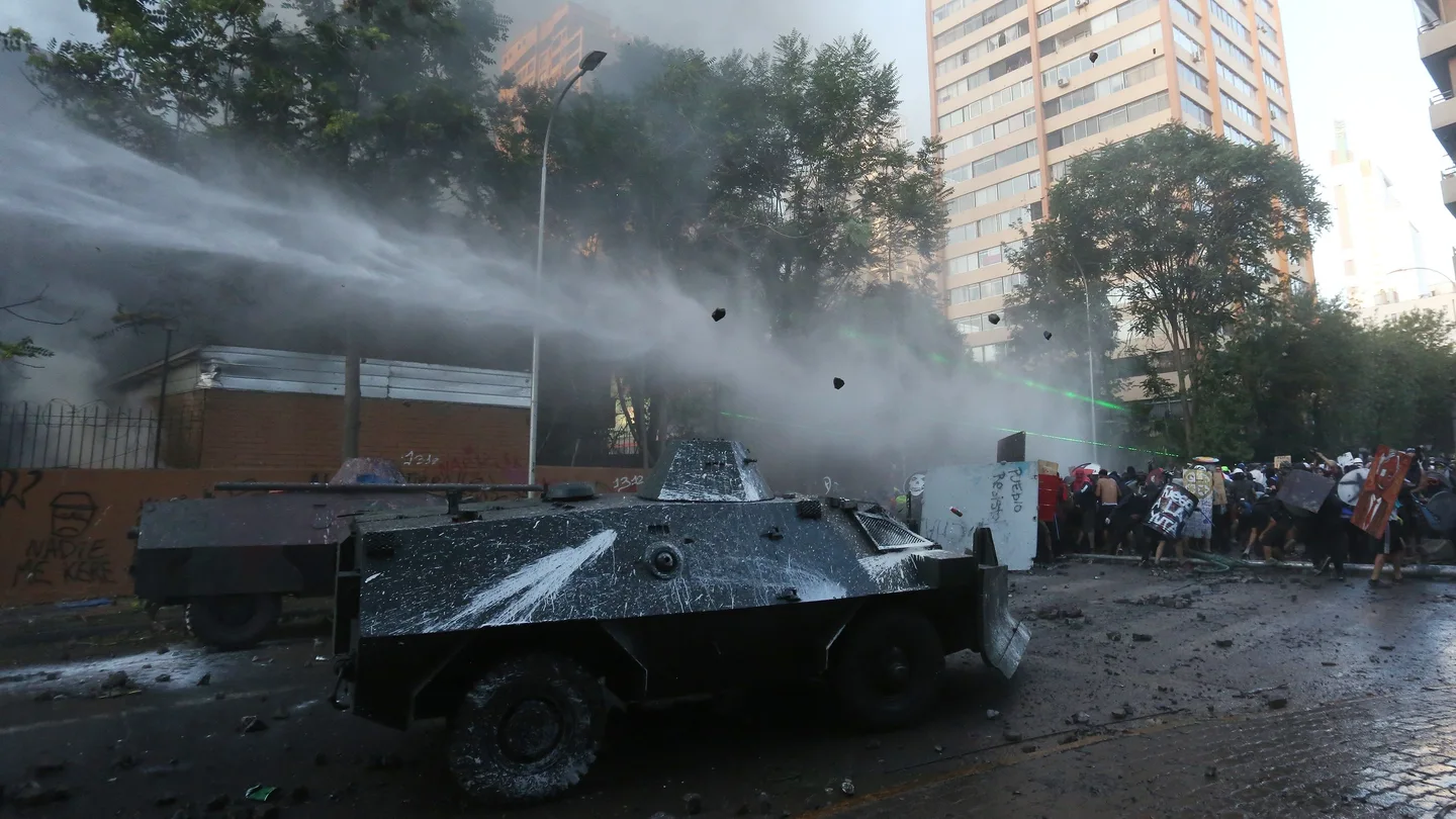Manifestantes se enfrentan a los antidisturbios en las calles de Santiago de Chile Manifestantes se enfrentan a los antidisturbios en las calles de Santiago de Chile