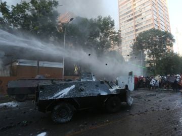 Manifestantes se enfrentan a los antidisturbios en las calles de Santiago de Chile Manifestantes se enfrentan a los antidisturbios en las calles de Santiago de Chile