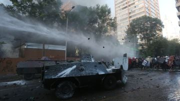 Manifestantes se enfrentan a los antidisturbios en las calles de Santiago de Chile