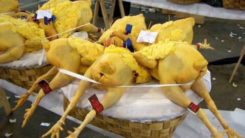 Capones en venta durante la Feira do Capón en Vilalba