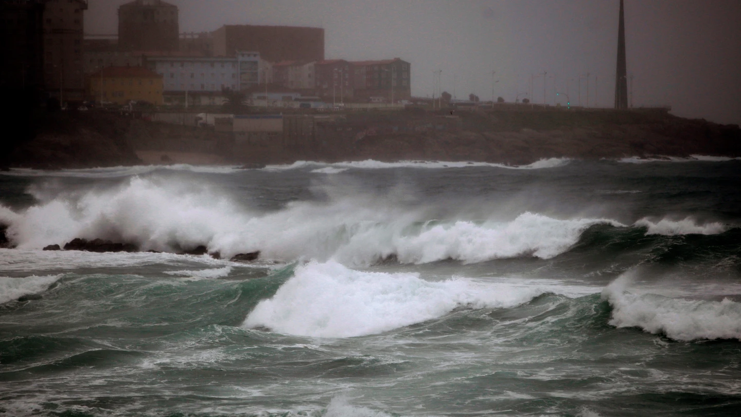 La playa de Riazor, en Galicia, con fuerte oleaje. La playa de Riazor, en Galicia, con fuerte oleaje.
